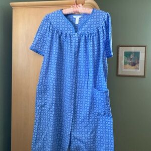 Adonna blue & white short sleeve  cover up w/ 6 snap buttons , 2 front pockets